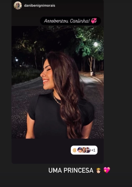 Story de cliente com penteado e maquiagem feitos pela Carla